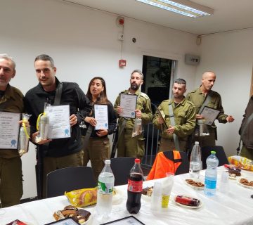 מתנדבים מתושבי קרית שמואל וקרית חיים, ומסיימת היום את שרות המילואים במשרדי הוועד