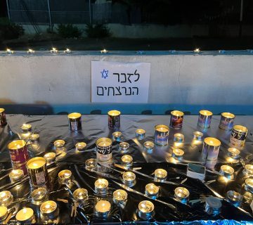 נרות נשמה שהודלקו למען הנרצחים בחרבות הברזל