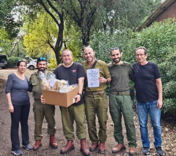 חלוקת סופגניות לחיילים